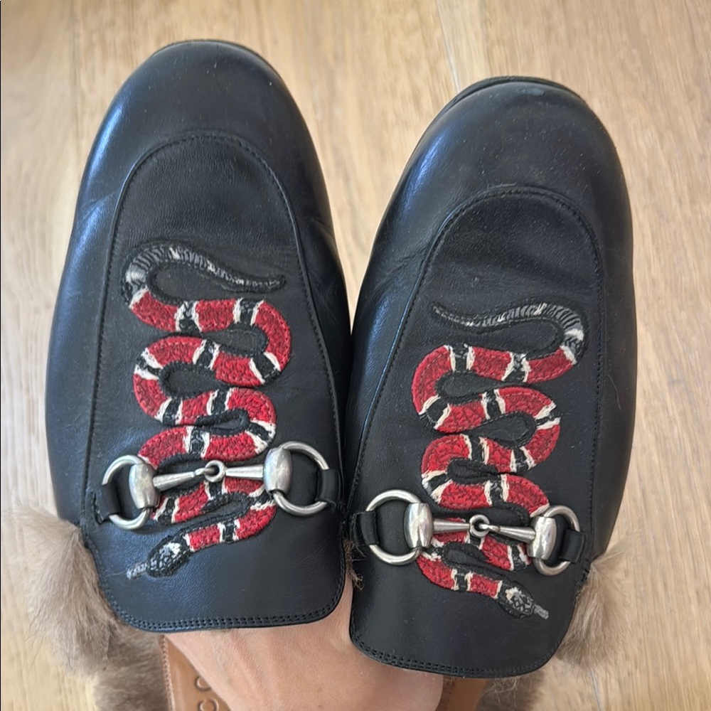 Gucci Black Leather Fur-Trim Mules with Red Snake Embroidery - Picture 5 of 7